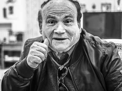 "I� na carta bbone!" - Letteralmente "� una carta buona", designa una persona "che vale". In questo caso la frase � abbinata al gesto del pollice che segna un taglio sulla guancia con movimento dall�alto verso il basso